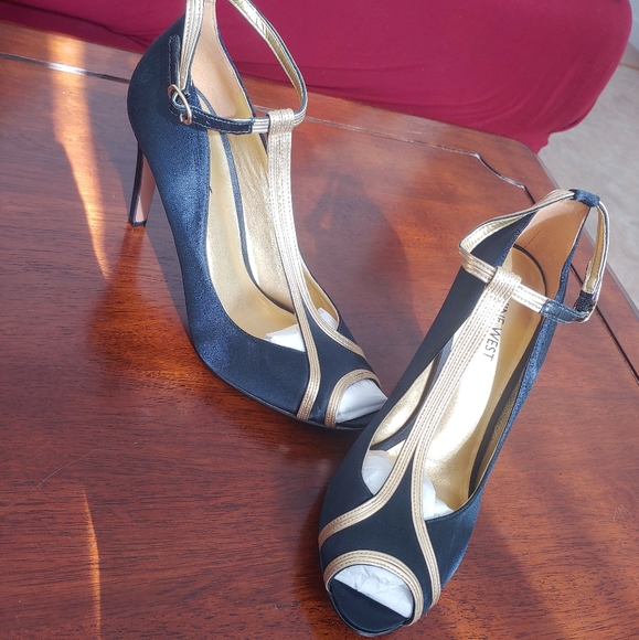 AVAILABLE ONLY IN THE BUNDLE/ Amazing Nine West 9 1/2 Heels, black and gold - Picture 14 of 15